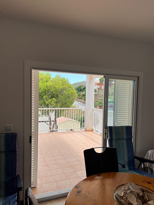 Alquiler de verano de un estudio en la Rovellada con terraza y vistas al mar 