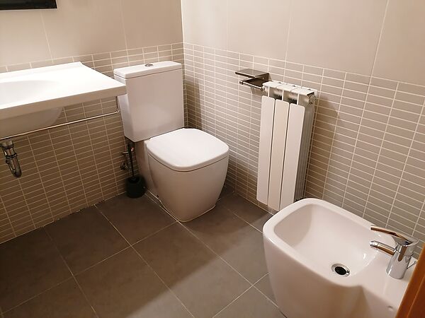 Es lloga pis a Casernes, al costat del Wellnes