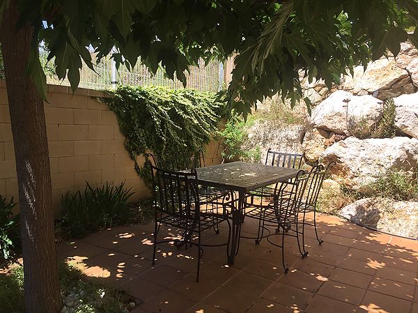 Magnífica casa unifamiliar de tres plantes amb vistes àmplies.