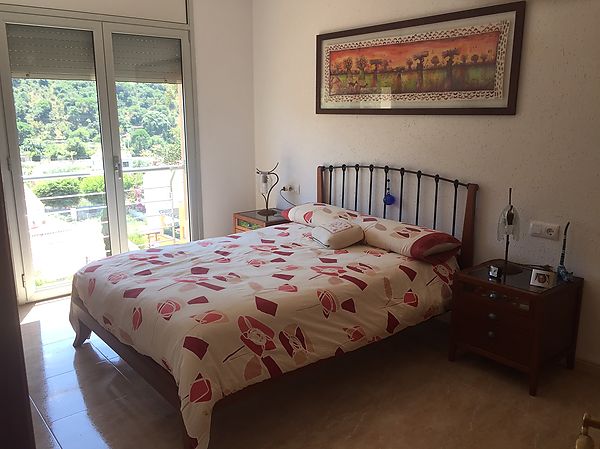 Magnífica casa unifamiliar de tres plantes amb vistes àmplies.
