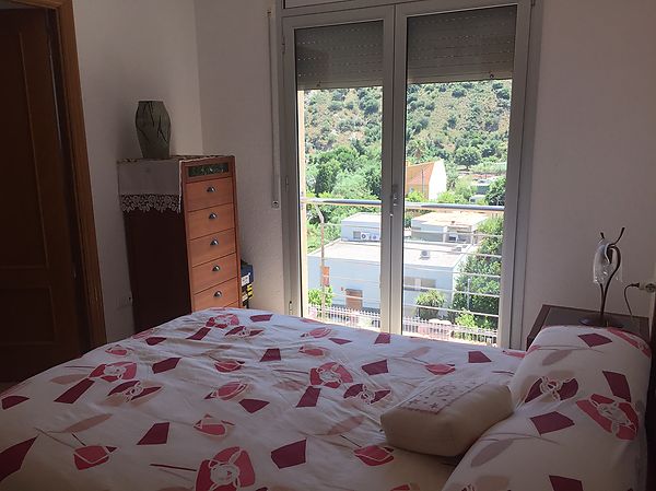 Magnífica casa unifamiliar de tres plantes amb vistes àmplies.