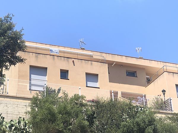 Magnífica casa unifamiliar de tres plantes amb vistes àmplies.