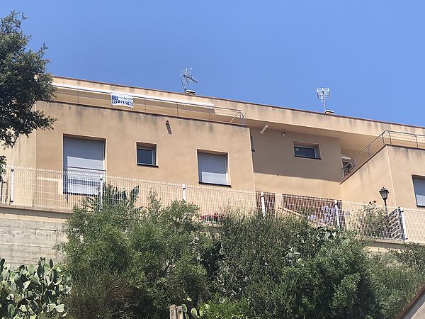 Magnífica casa unifamiliar de tres plantes amb vistes àmplies.