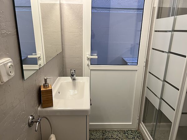 2 bedroom apartment very close to the beach