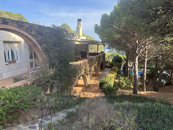 Magnificent property located in Cala Rovellada. With large land, swimming pool and direct sea views.