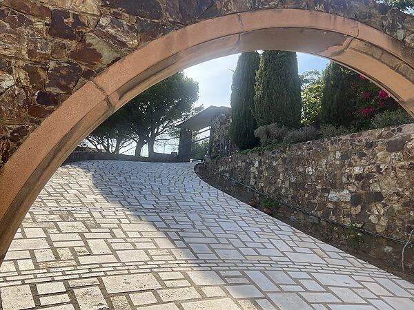Magnífica propietat ubicada a Cala Rovellada. Amb ampli terreny, piscina i vistes directes al mar.