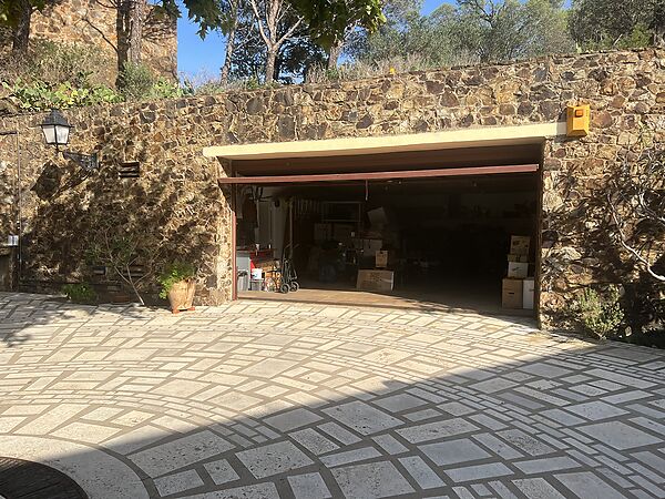 Magnífica propietat ubicada a Cala Rovellada. Amb ampli terreny, piscina i vistes directes al mar.