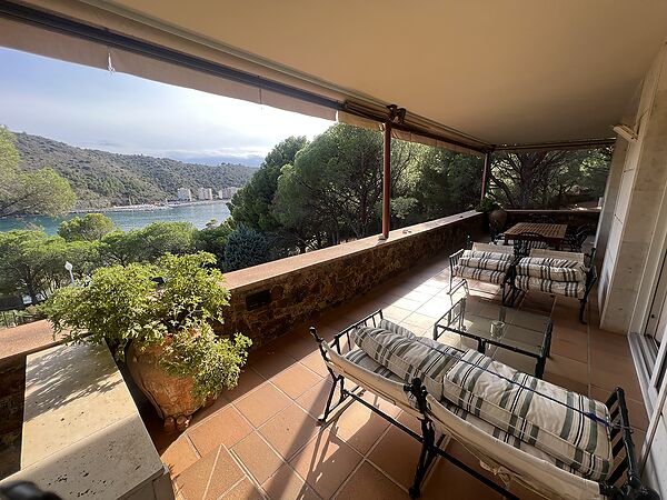Magnífica propietat ubicada a Cala Rovellada. Amb ampli terreny, piscina i vistes directes al mar.