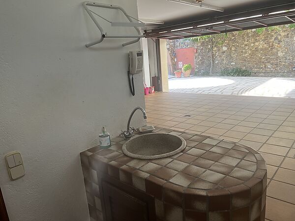 Magnífica propietat ubicada a Cala Rovellada. Amb ampli terreny, piscina i vistes directes al mar.