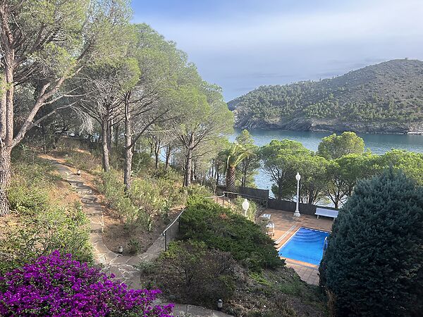 Magnifique propriété située à Cala Rovellada. Avec grand terrain, piscine et vue directe sur la mer.