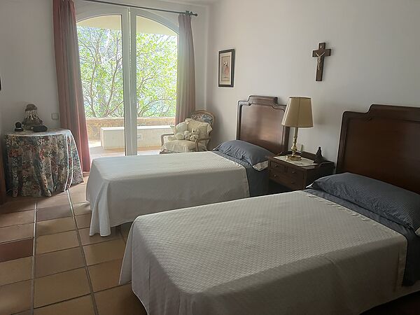 Magnífica propietat ubicada a Cala Rovellada. Amb ampli terreny, piscina i vistes directes al mar.