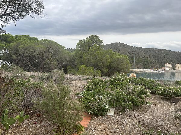 Magnífica propietat ubicada a Cala Rovellada. Amb ampli terreny, piscina i vistes directes al mar.