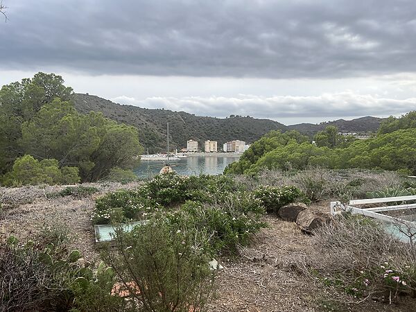Magnífica propietat ubicada a Cala Rovellada. Amb ampli terreny, piscina i vistes directes al mar.
