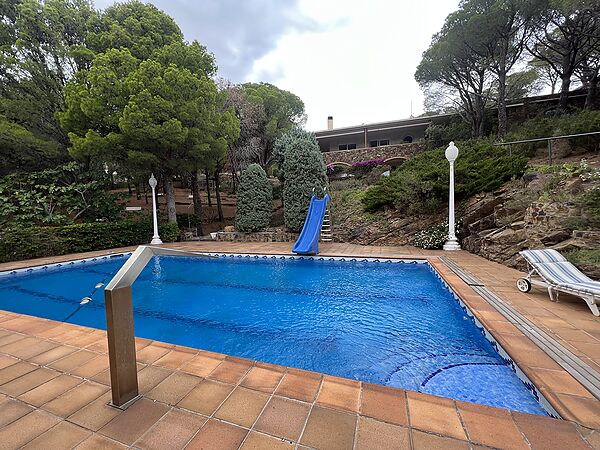 Magnífica propietat ubicada a Cala Rovellada. Amb ampli terreny, piscina i vistes directes al mar.