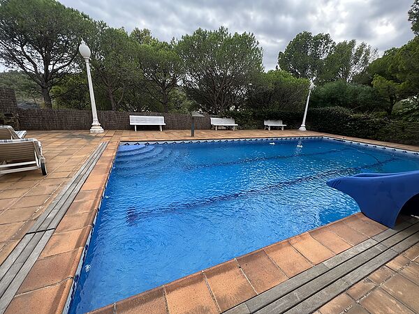 Magnífica propiedad ubicada en Cala Rovellada. Con amplio terreno, piscina y vistas directas al mar.