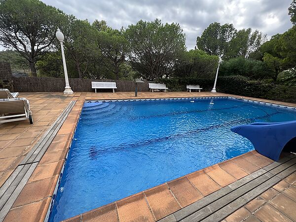 Magnífica propietat ubicada a Cala Rovellada. Amb ampli terreny, piscina i vistes directes al mar.