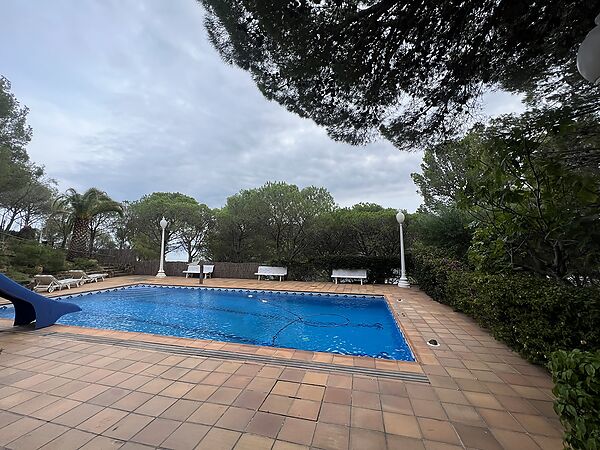 Magnifique propriété située à Cala Rovellada. Avec grand terrain, piscine et vue directe sur la mer.
