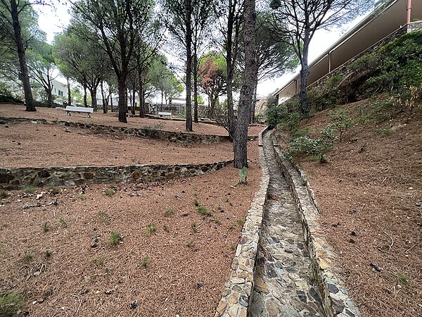 Magnífica propietat ubicada a Cala Rovellada. Amb ampli terreny, piscina i vistes directes al mar.