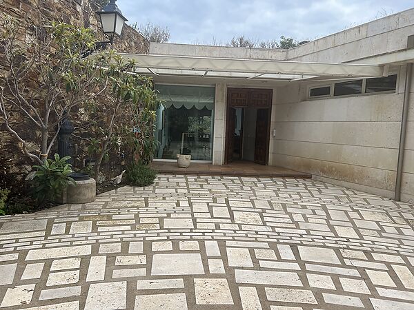 Magnífica propietat ubicada a Cala Rovellada. Amb ampli terreny, piscina i vistes directes al mar.