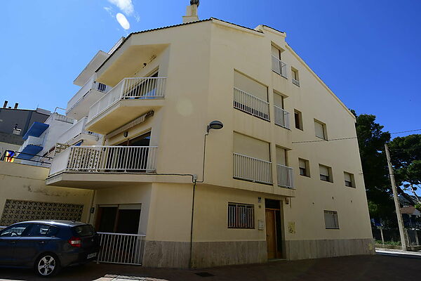 Flat on the first line of the sea, with three floors with ground floor and garage