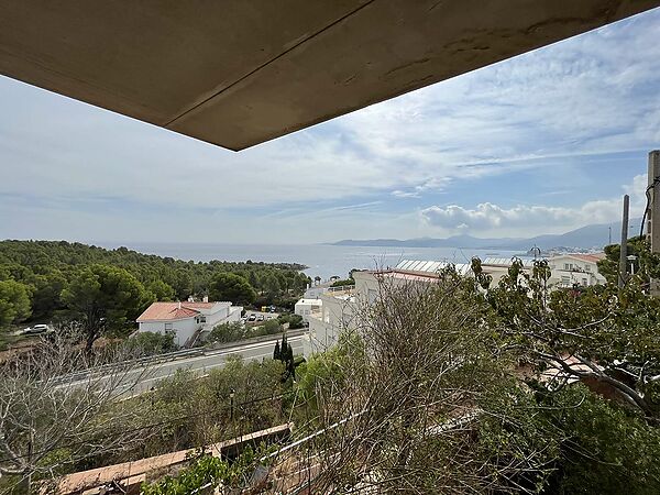 Magnificent house with sea views and many possibilities