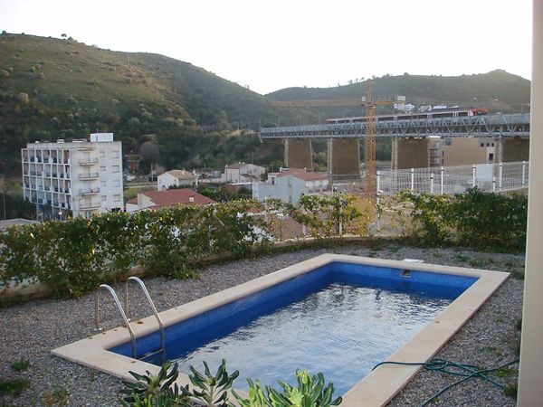 Maison jumelée avec piscine et terrasse