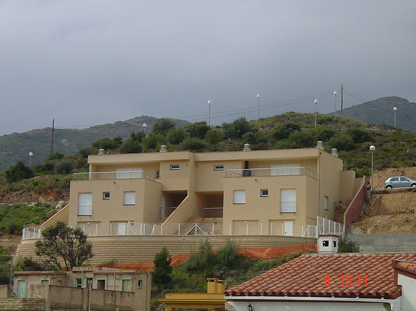 Casa aparellada amb piscina i terrassa