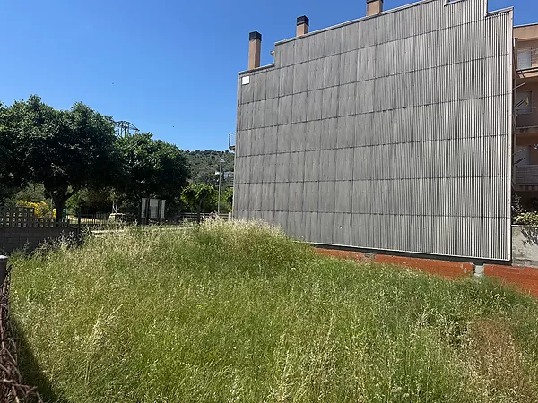 Solar urbà de 295 m² a Colera. Llest per edificar
