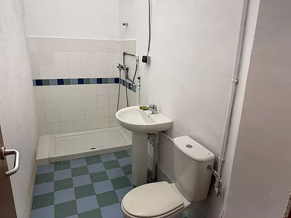 Conjunt de locals comercials en perfecte estat i amb rendibilitat immediata
