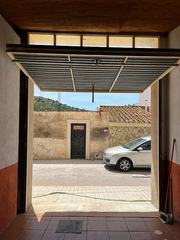 Ampli garatge tancat en venda a Colera