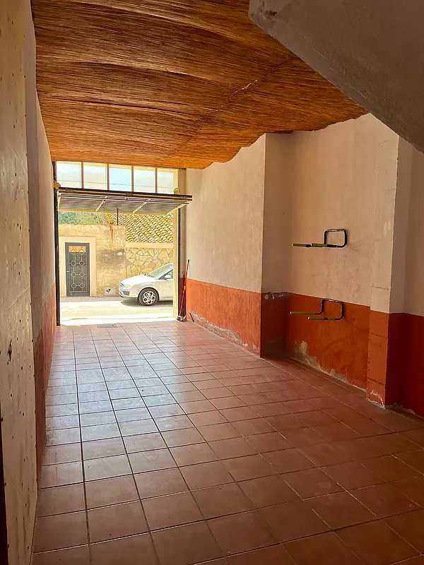 Ampli garatge tancat en venda a Colera