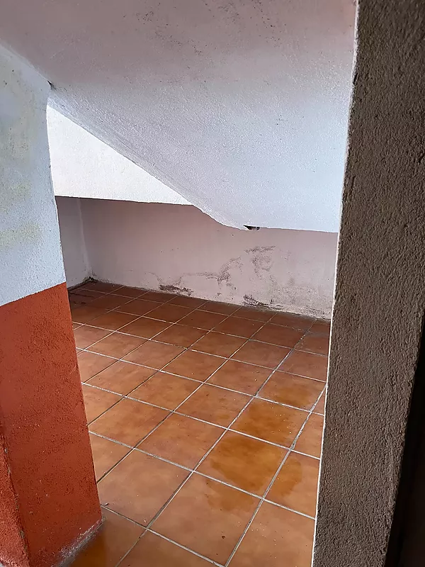 Ampli garatge tancat en venda a Colera