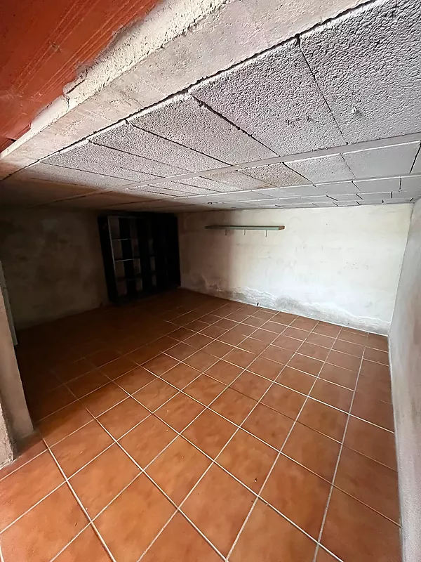 Ampli garatge tancat en venda a Colera