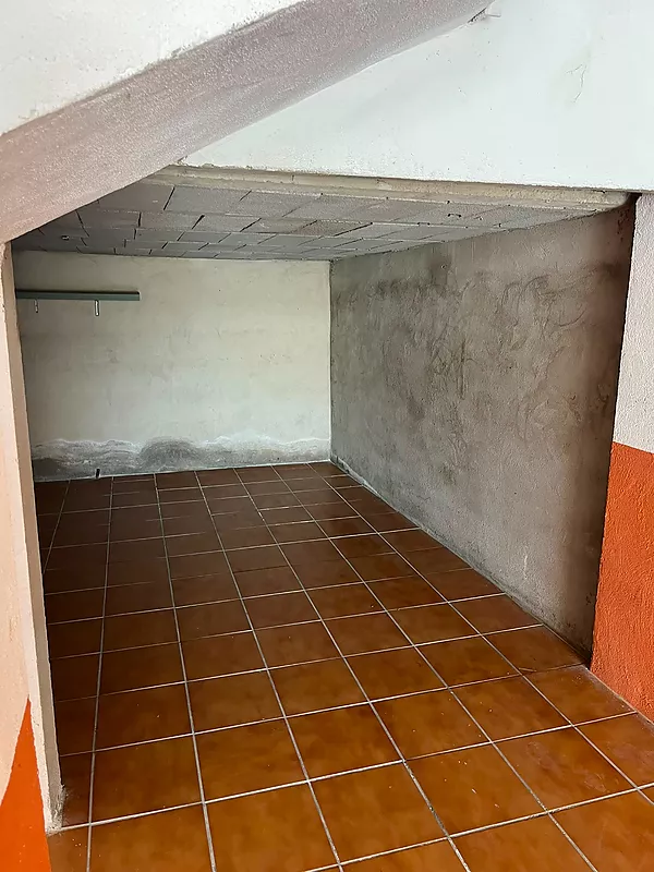 Ampli garatge tancat en venda a Colera