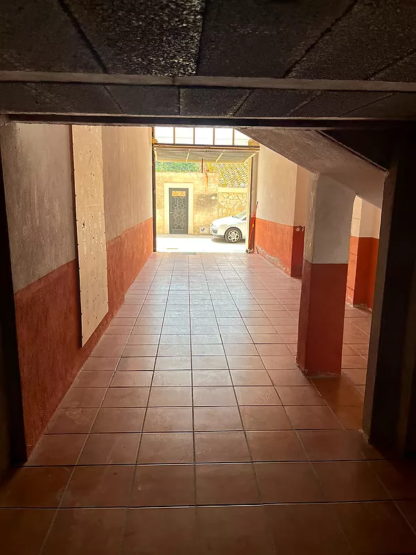 Ampli garatge tancat en venda a Colera