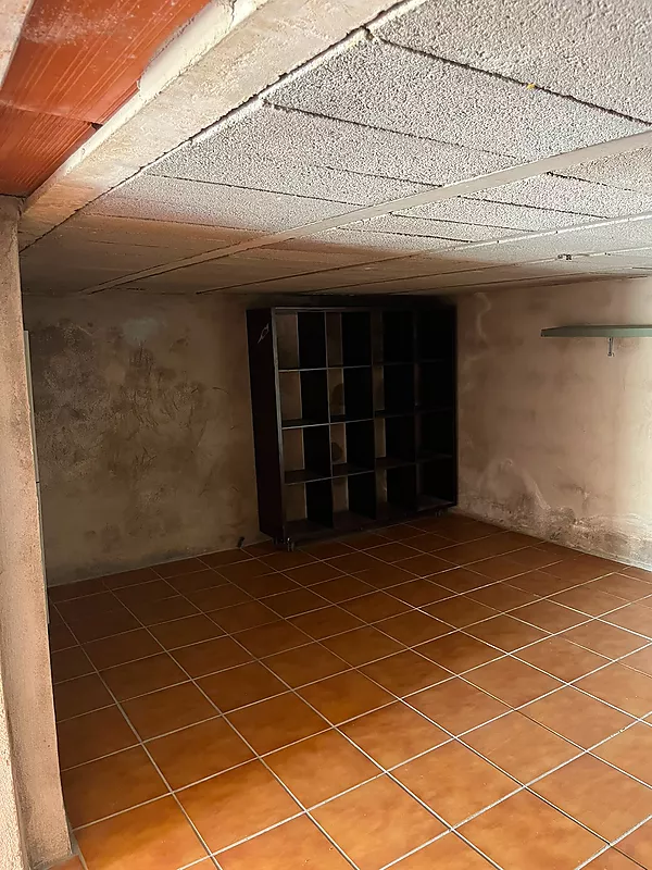 Ampli garatge tancat en venda a Colera