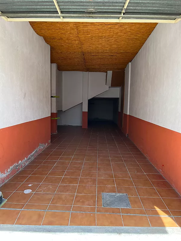 Ampli garatge tancat en venda a Colera