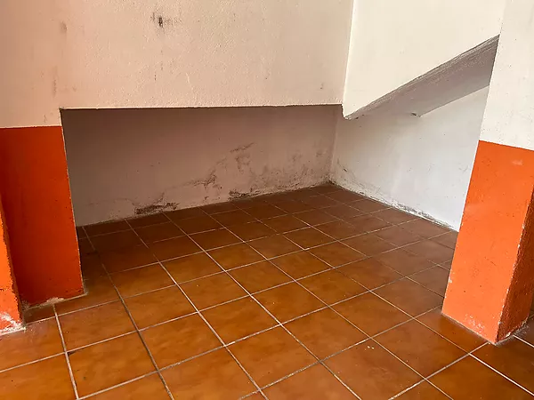 Ampli garatge tancat en venda a Colera