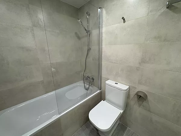 Pis a estrenar orientació sud amb terrassa, piscina i pàrquing