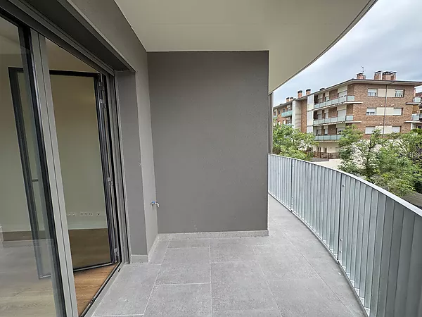 Pis a estrenar orientació sud amb terrassa, piscina i pàrquing