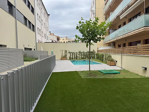Pis a estrenar orientació sud amb terrassa, piscina i pàrquing
