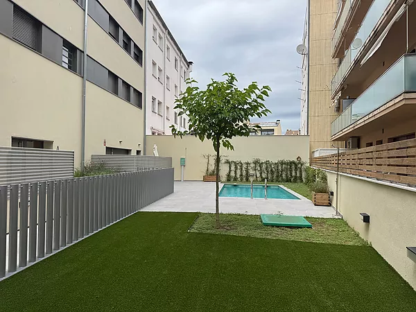 Pis a estrenar orientació sud amb terrassa, piscina i pàrquing