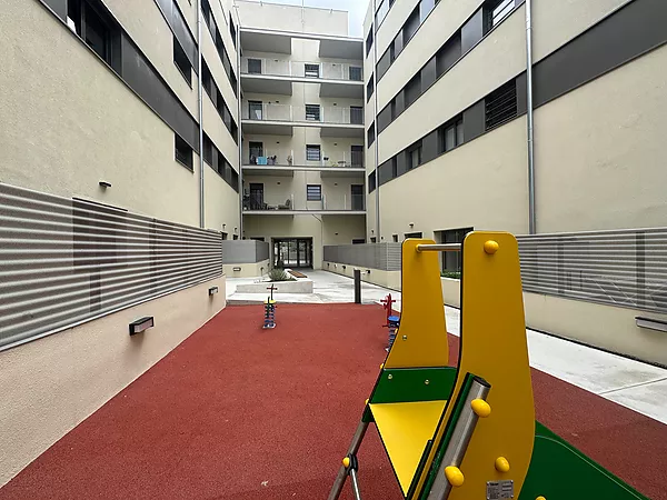 Pis a estrenar orientació sud amb terrassa, piscina i pàrquing