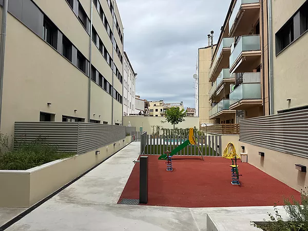 Pis a estrenar orientació sud amb terrassa, piscina i pàrquing