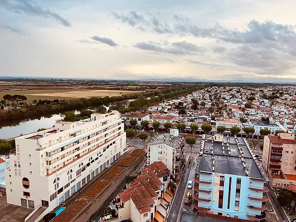 Vistes espectaculars i llicència turística a peus de la platja d'Empuriabrava