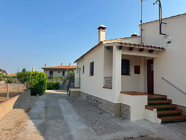 Acollidora casa en planta baixa amb gran jardí i garatge