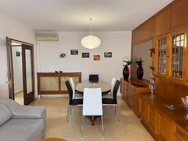 Acollidora casa en planta baixa amb gran jardí i garatge
