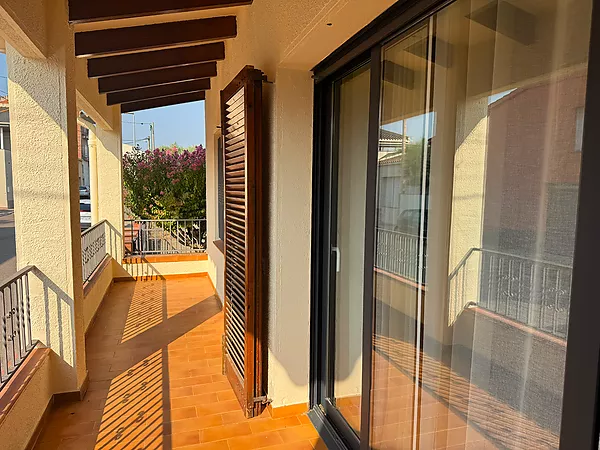 Acollidora casa en planta baixa amb gran jardí i garatge