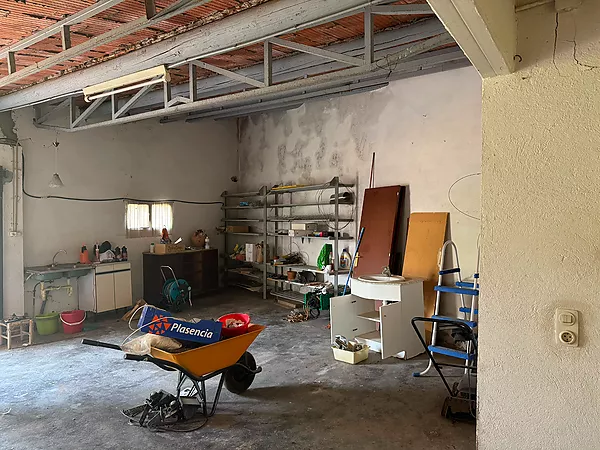 Acollidora casa en planta baixa amb gran jardí i garatge