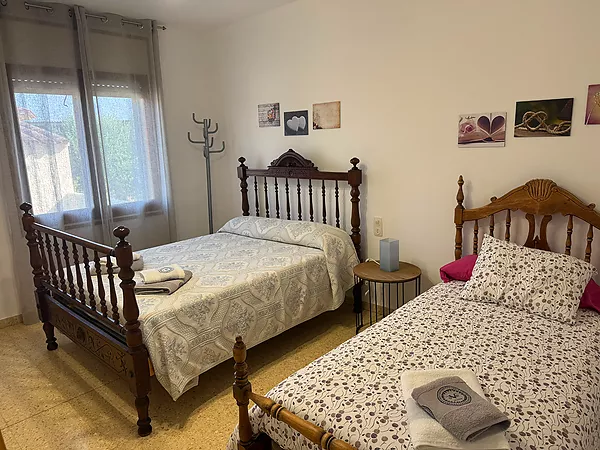 Acollidora casa en planta baixa amb gran jardí i garatge